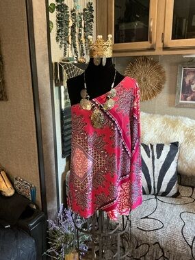 Chicos one shoulder Pink Paisley Print Tunic Top size 1  (M/L)